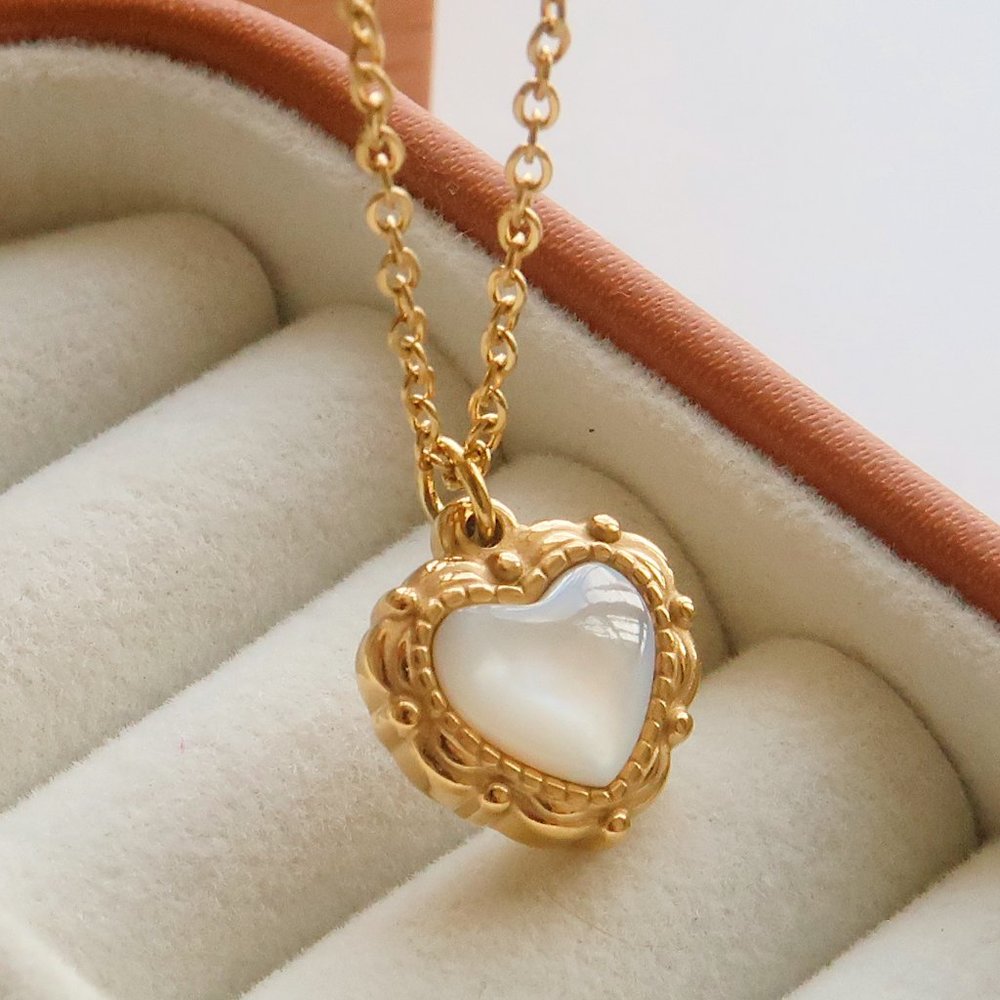 NEW 18K Gold Plated Shell Embossed Heart Love Necklace